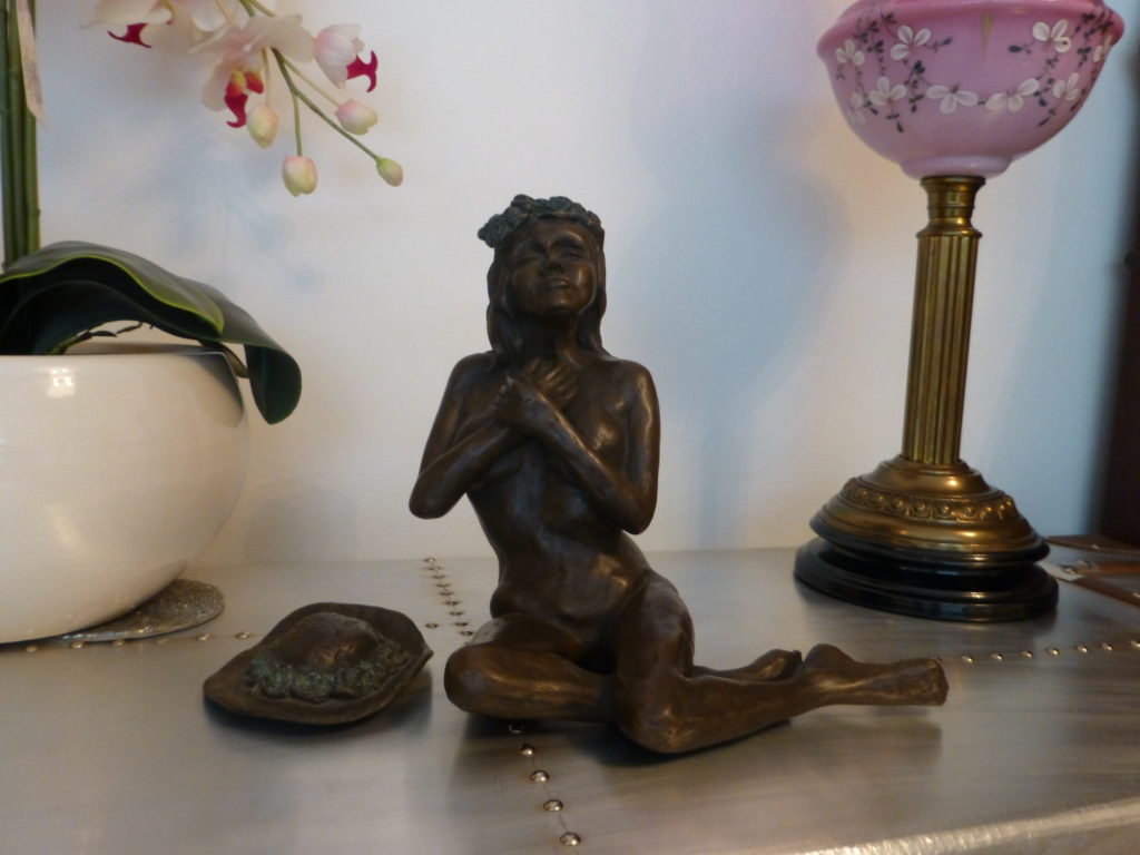 Ursula with hat in bronze